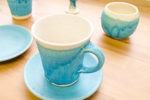 水色のコーヒーカップとソーサー