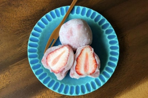 水色のお皿といちご大福