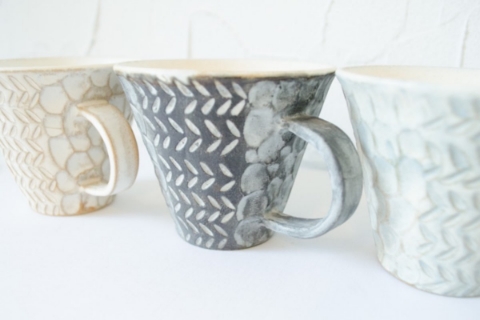 淡い色をした3つのコーヒーカップ